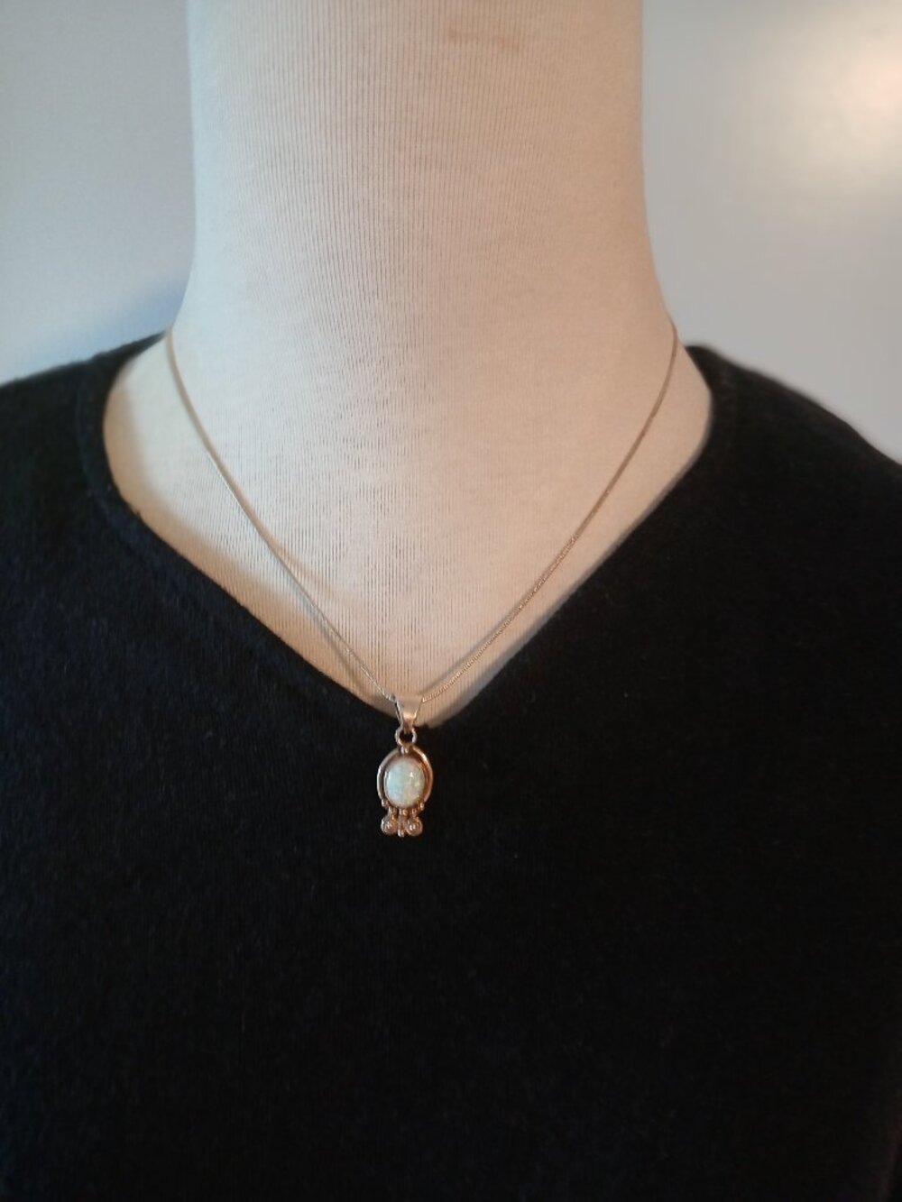 opal pendant on sterling silver chain - Picture 4 of 16